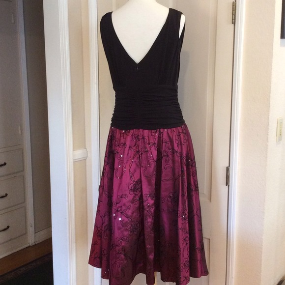 After 5  Elegant knee-length, sleeveless Dress - Picture 2 of 4