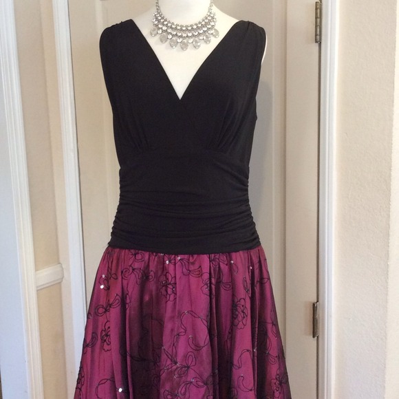 After 5  Elegant knee-length, sleeveless Dress - Picture 3 of 4