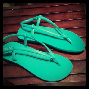 Turquoise Havianas sandals.  Feminine slim straps