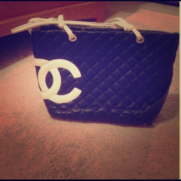 Black and white purse DISCOUNTED!!!!🎈