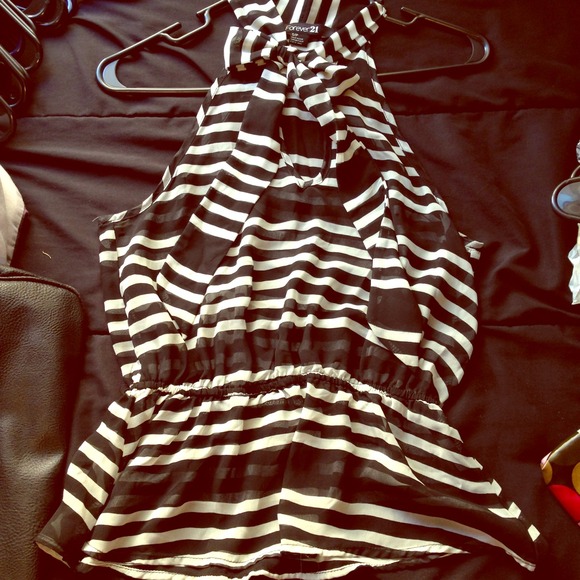 B&W top (: