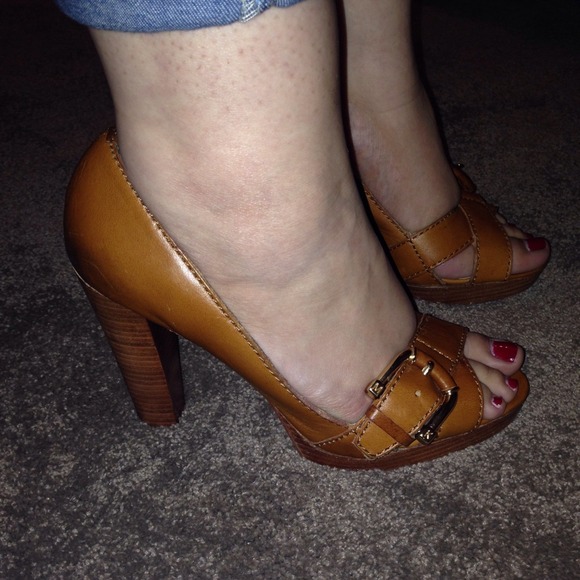 MICHAEL MICHAEL KORS STRAPPY BROWN BUCKLE HEELS - Picture 4 of 4