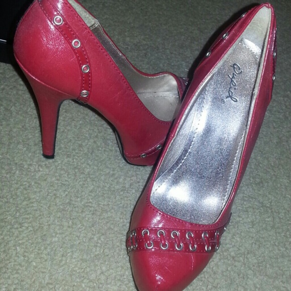 Red pumps