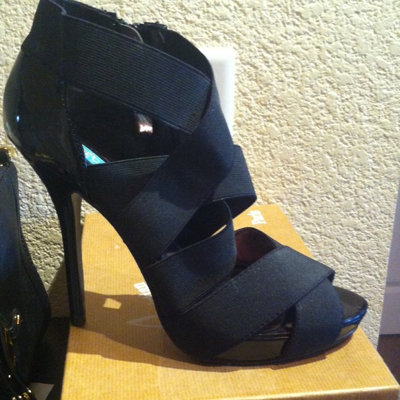 ❌❌❌SOLD ON EBAY! New Charles David black heels! - Picture 3 of 4