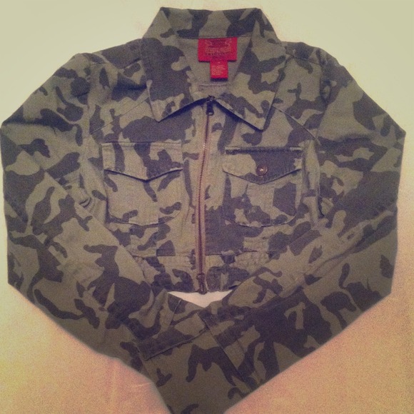 ✋🚫BUNDLED🚫✋Camo Crop Jacket