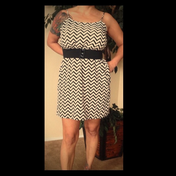 Short cute black n white zigzag print