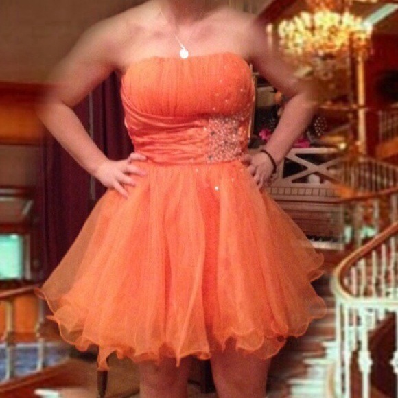 Dresses & Skirts - 🎈SALE🎈💗Vibrant Orange Short Formal💗