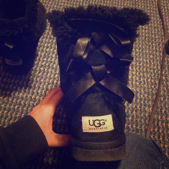 Bailey bow black uggs size 4 or 6