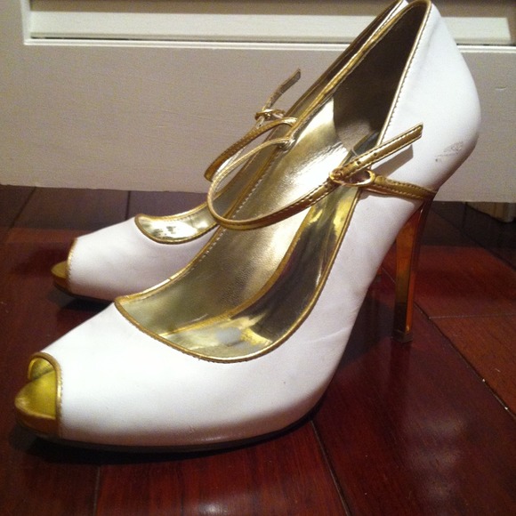 🚫SOLD🚫Guess Mary Jane style peep toe pumps