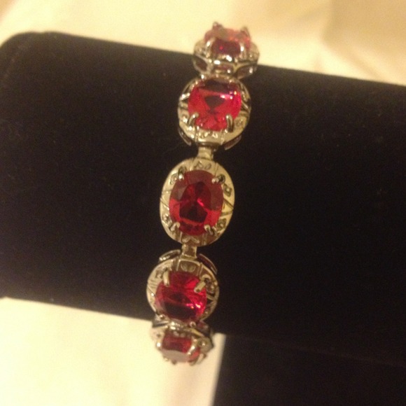 Pink Rhinestone bracelet. - Picture 2 of 4
