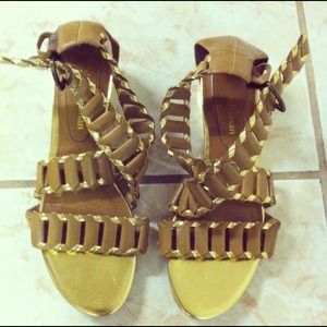 ⛔️SOLD⛔️💛Gold and Tan Sandals💛