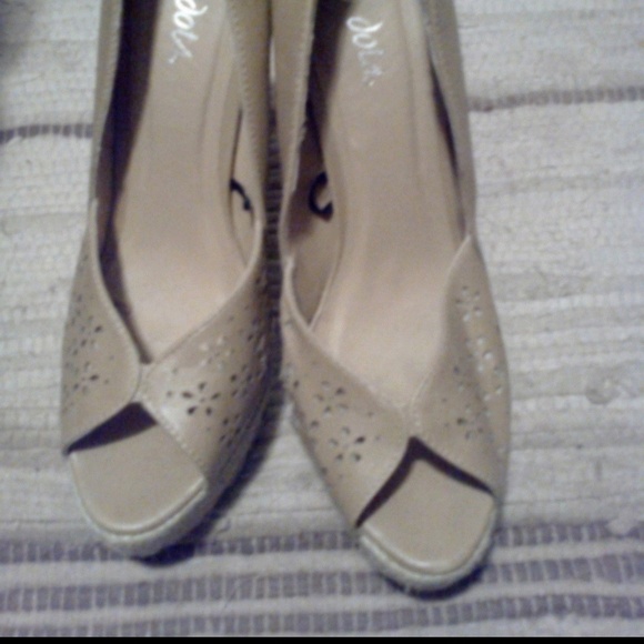 Tan open toe shoes (great for spring and summer)