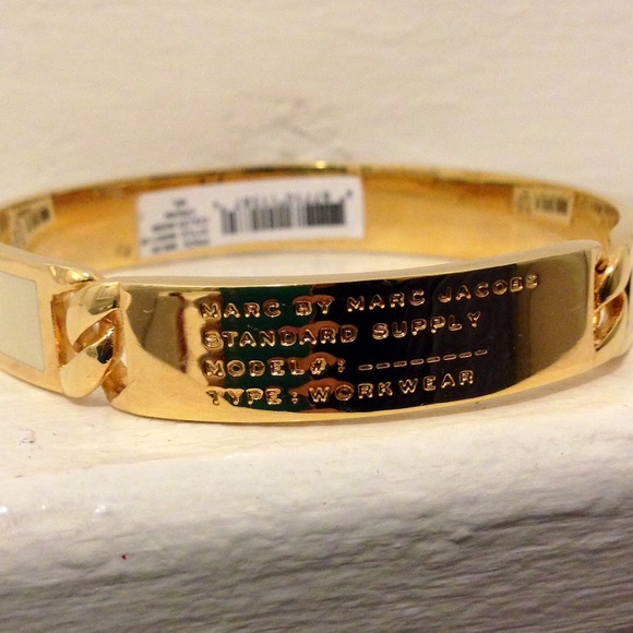 ✌️SOLD✌️NEW Marc Jacobs Gold ID Bracelet Bangle - Picture 2 of 4