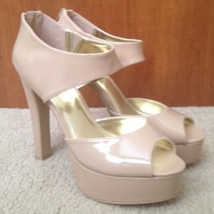 4in cream colored stiletto pumps never worn