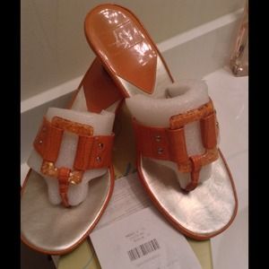 👡Life Stride sandals in orange patent💜