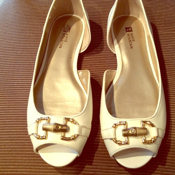 Cute white flats. - Picture 1 of 4