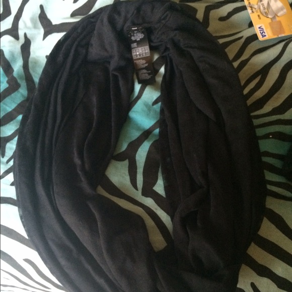 NWOT black Forever 21 infinity scarf