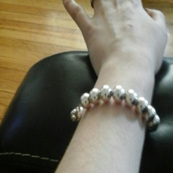 Silver bracelet with pearl like style. - Picture 2 of 2