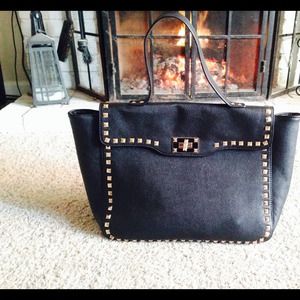 ⬇️reduction⬇️Trapeze pyramid studded trim bag!