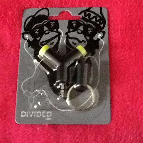 Divided H&M earphone splitter