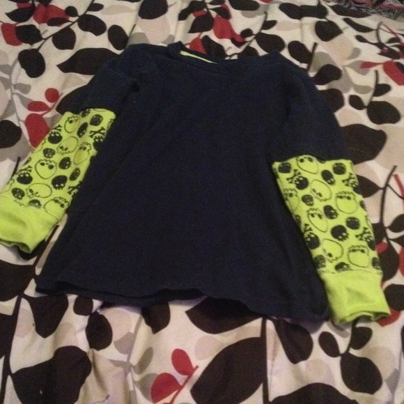 Boys size 5/6 skull top