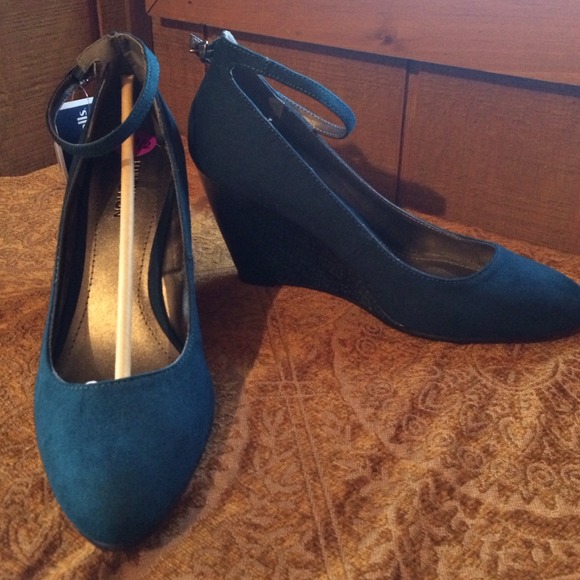 On hold!!!  Kenneth Cole teal wedge heel