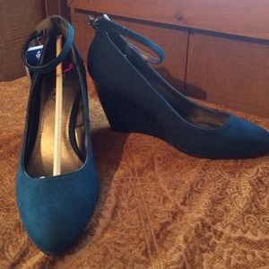On hold!!!  Kenneth Cole teal wedge heel
