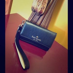 Preloved Auth Kate Spade♠️Wristlet solid Leather