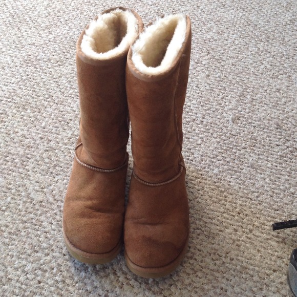 Tan uGg boots