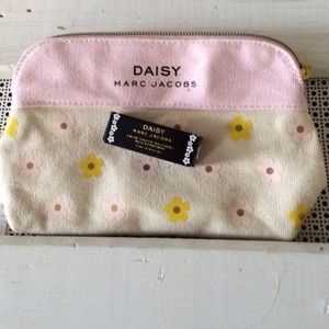 Marc Jacobs Daisy Cosmo bag