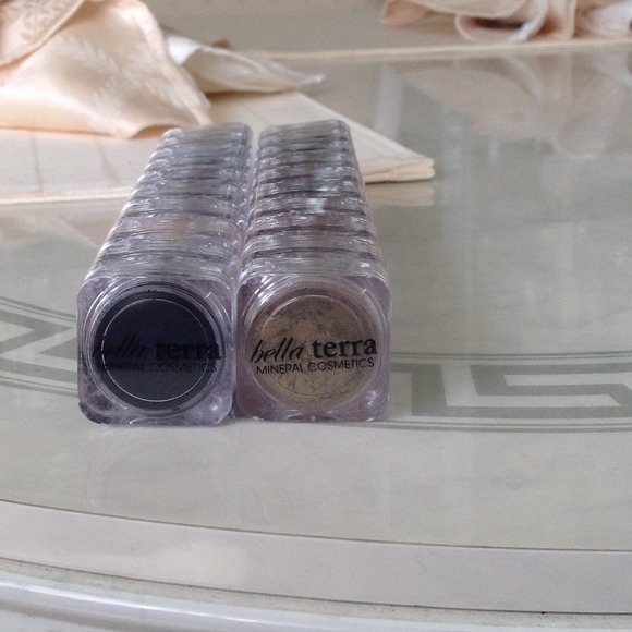 Bella terra mineral cosmetics NWOT - Picture 2 of 4