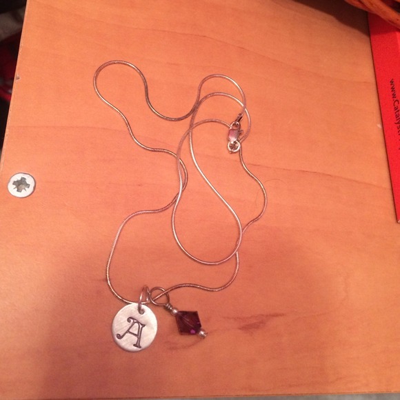 A pendant necklace