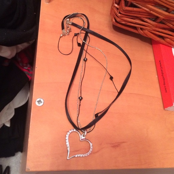Ribbon and chain heart neclace