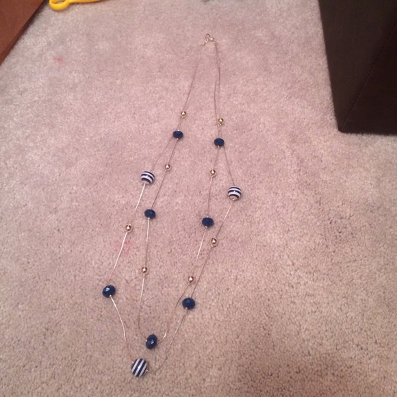 NWOT blue bead necklace