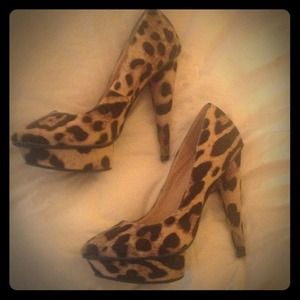 Gently worn leopard pumps