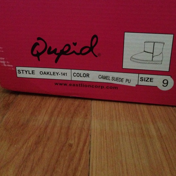 Short Boots Sold in Bundle - Picture 2 of 4