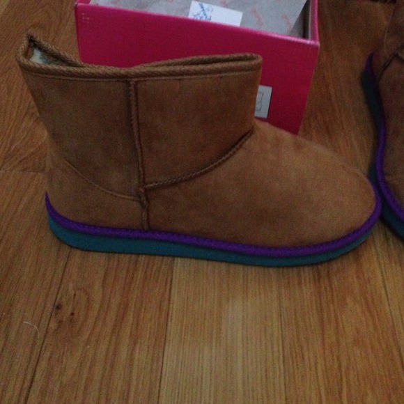 Short Boots Sold in Bundle - Picture 3 of 4