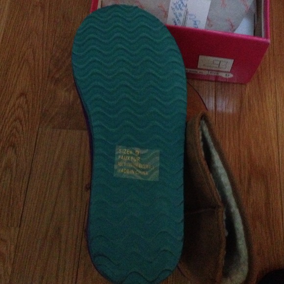 Short Boots Sold in Bundle - Picture 4 of 4