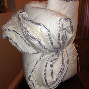 Down alternative comforter
