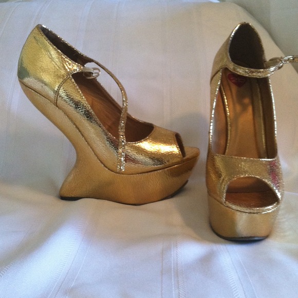 2b.  Georgeous gold shoes - Picture 2 of 4
