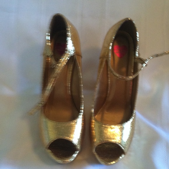 2b.  Georgeous gold shoes - Picture 3 of 4