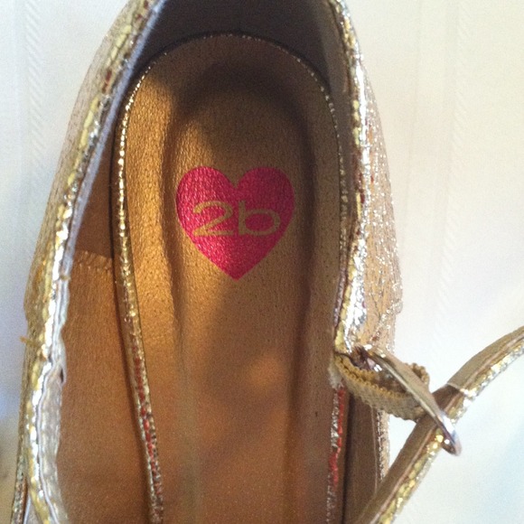 2b.  Georgeous gold shoes - Picture 4 of 4