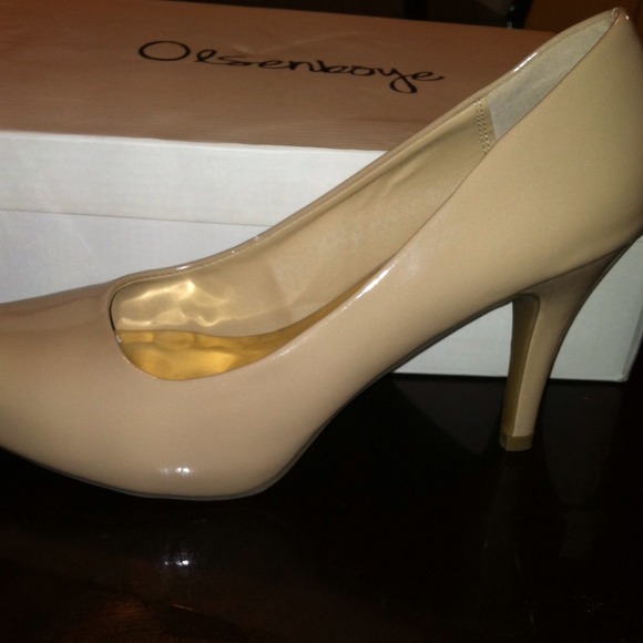 Tan pump man made materiel