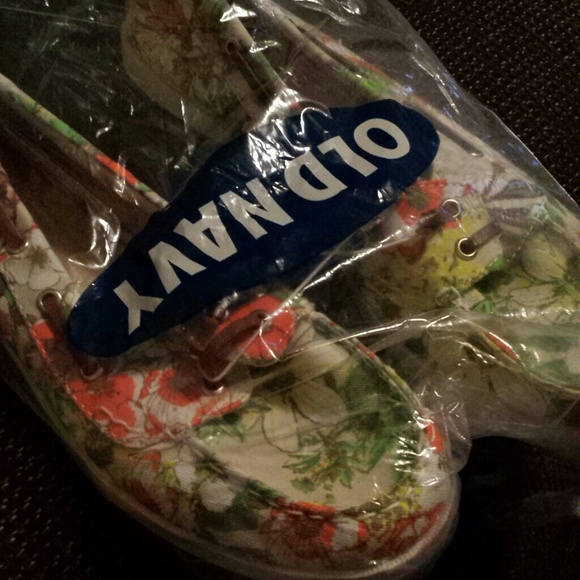 Size 10 flower print canvas sneaker