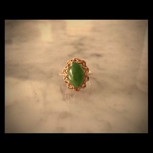 💍VINTAGE 10k GOLD AND JADE RING!!💍