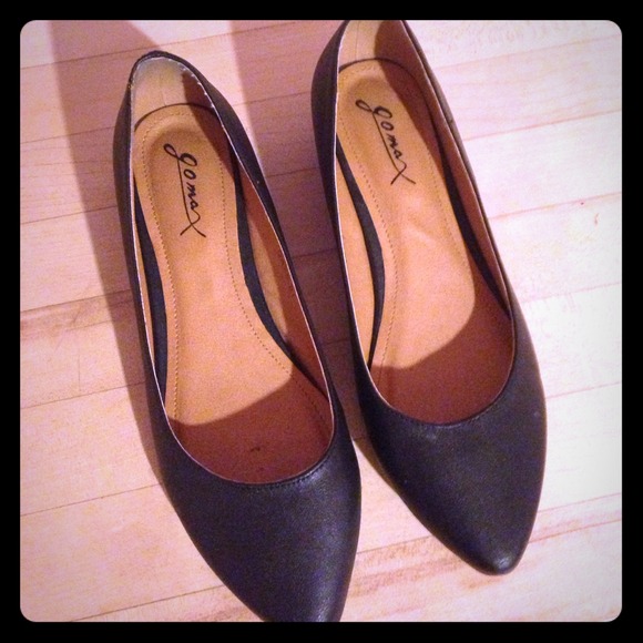 Black flats with pointy toe