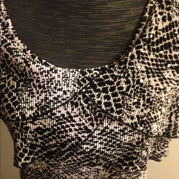 Sleeveless Top - Picture 2 of 3