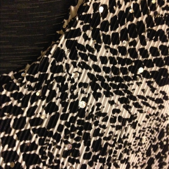 Sleeveless Top - Picture 3 of 3