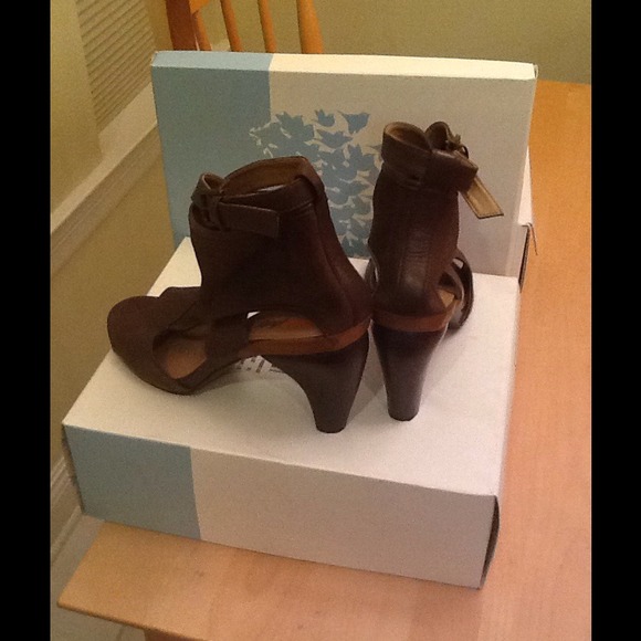 FANYL ROBIN - Picture 2 of 4