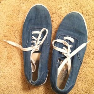 Blue tennis shoes
